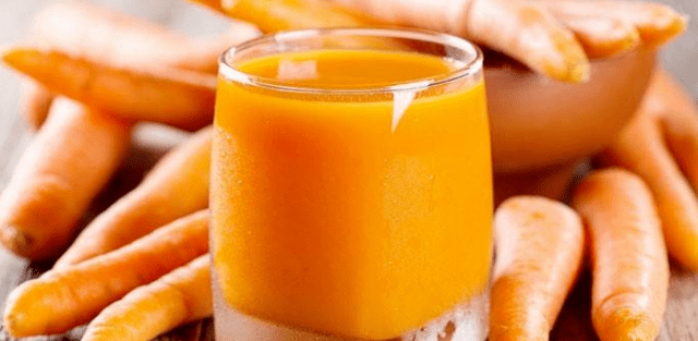 Succo di carota in un bicchiere